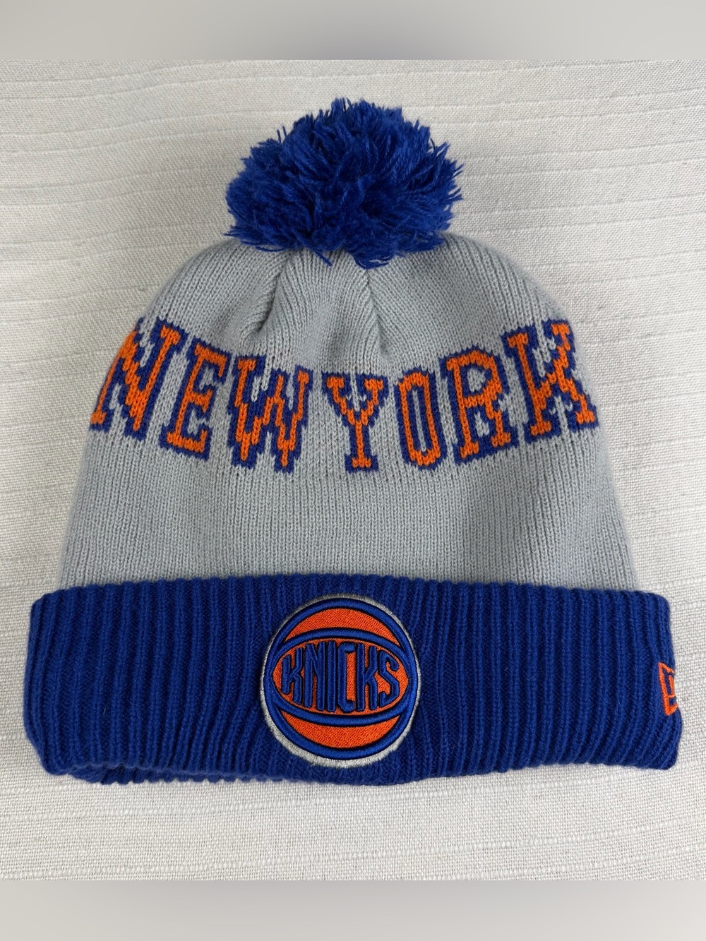 Men's NY Knicks New Era Blue Gray Tip Off Two Tone Cuffed Knit Beanie Pom